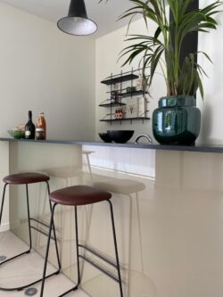 Moderne Küche Marseille mit Regale schwarzem Mundall Gassien Paris, Pflanze verte und tabourunds bordeaux elegants.