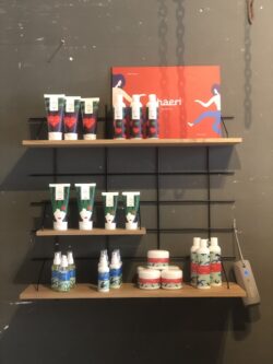 Regale Gassien Paris aus Holz und schwarzem Mundall für rangement cosmétiques, Atmosphäre boutique lifestyle colorée.