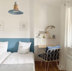 Schreibtisch Gassien Paris aus Holz, chambre bleu und weiß au style skandinavisch Naturl apaisant.