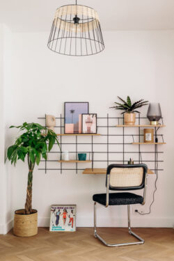 Modularer Schreibtisch Gassien Paris aus Holz und schwarzem Mundall, Atmosphäre skandinavisch mit Pflanze und œuvres d'art.