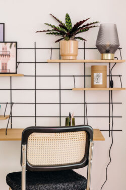 Modularer Schreibtisch Gassien Paris aus Holz und schwarzem Mundall mit Regale, Pflanze und lampe fumée.