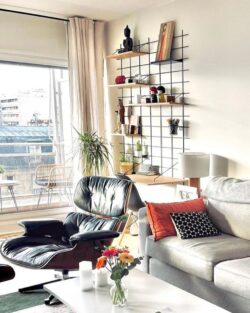Modularer Schreibtisch Gassien Paris noir und Holz in un Wohnzimmer parisien hell und cosy.