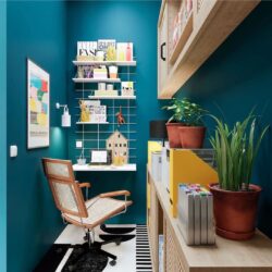 Schreibtisch inspiration Gassien Paris mit Regale weißs, mur bleu canard und chaise rotin vintage.