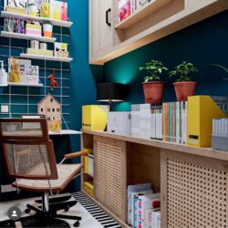 Schreibtisch moderne Gassien Paris aus Holz clair mit Regale weißs, Pflanzen und rangements colorés tendance.