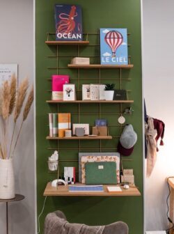 Schreibtisch Gassien Paris en Messing und Holz, mur vert, Bücher und accessoires lifestyle colorés.