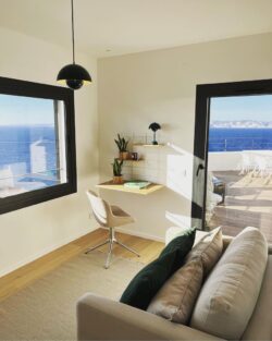 Schreibtisch Gassien Paris aus Holz, Atmosphäre vue mer, Regale Wands in Helles Wohnzimmer moderne.