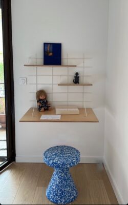 Schreibtisch mural Gassien Paris aus Holz und Mundall weiß, déco enfant cosy mit tabourund bleu.