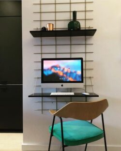 Modularer Schreibtisch Gassien Paris en Messing und noir, Atmosphäre design minimalistisch mit iMac und chaise verte.