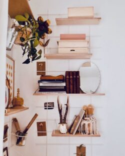 Schreibtisch bohème Gassien Paris mit Regale aus Holz, Bücher vintage, miroir rond und Pflanzen vertes.