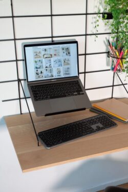 Schreibtisch Homeoffice Gassien Paris aus Holz und schwarzem Mundall mit MacBook Pro sur stand elegant.