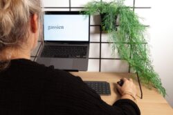 Schreibtisch Homeoffice Gassien Paris en schwarzem Mundall und Holz mit Pflanze verte suspendue.