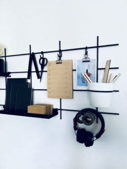 Modularer Schreibtisch Gassien Paris en schwarzem Mundall mit accessoires organisés, Atmosphäre Homeoffice épurée.