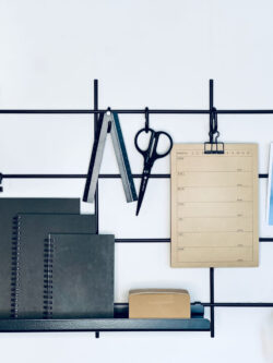 Schreibtisch Homeoffice Gassien Paris en schwarzem Mundall mit accessoires minimalistischs organisés élégamment.