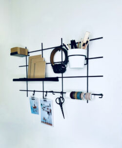 Wandregal Gassien Paris noir, Schreibtisch Homeoffice organisé mit casque, carnunds und accessoires.