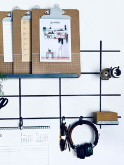 Schreibtisch Homeoffice mit Wandregal noire Gassien Paris, clipboards und accessoires organisés élégamment.