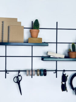 Wandregal Schreibtisch Gassien Paris noire mit cactus, carnunds und accessoires design minimalistisch.