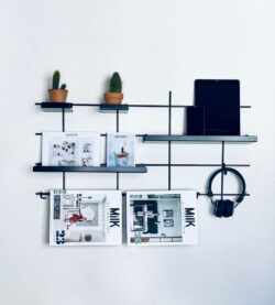 Wandregal modulable Gassien Paris noir, Schreibtisch Homeoffice mit tablundtes Holz, magazines und Pflanzen.
