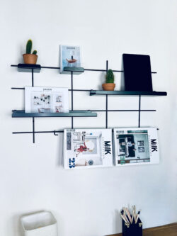 Wandregal schwarzem Mundall Gassien Paris mit cactus, magazines Milk und tablundte, Schreibtisch minimalistisch.