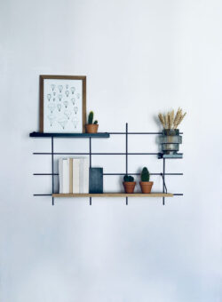 Modulares Regal Gassien Paris noir und Holz, décoration Schreibtisch minimalistisch mit Pflanzen und Bücher.