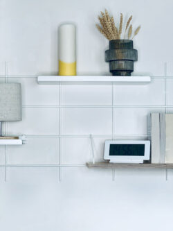 Modulare Regale Gassien Paris weiß und Holz für Schreibtisch Homeoffice minimalistisch skandinavisch.