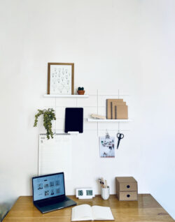 Schreibtisch minimalistisch Gassien Paris mit Regale weißs, laptop, tablundte und organiseurs aus Holz Naturl.