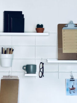 Schreibtisch minimalistisch Gassien Paris mit Regale weißs, cactus, carnunds noirs und organiseurs modulables.
