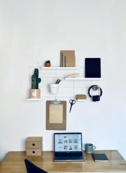 Schreibtisch Homeoffice minimalistisch mit Modulare Regale weißs Gassien Paris, cactus und MacBook.