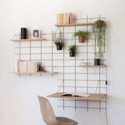 Modularer Schreibtisch Gassien Paris en Messing und Eiche massif mit Pflanzen, Bücher und espace de travail.
