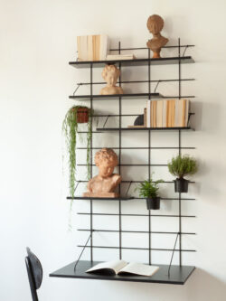 Schreibtisch Homeoffice Gassien Paris en schwarzem Mundall mit Regale, bustes décoratifs und Pflanzen vertes.