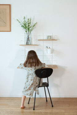 Kinderschreibtisch Gassien Paris aus Holz und Mundall weiß, Atmosphäre minimalistisch hell mit Modulare Regale.