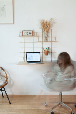 Modularer Schreibtisch Gassien Paris aus Holz und Messing mit laptop, Atmosphäre Homeoffice skandinavisch hell.