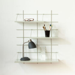 Wandregal Schreibtisch Gassien Paris weiß Mundall, Homeoffice minimalistisch mit lampe und accessoires.