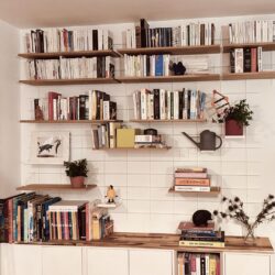 Regale Wands en Eiche massif Gassien Paris in un Schreibtisch bibliothèque chaleureux und bien organisé.