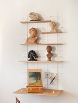 Schreibtisch Gassien Paris aus Holz mit sculptures und peinture, Atmosphäre atelier artistique épurée und créative.