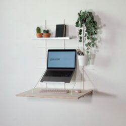 Schreibtisch mural Gassien Paris weiß und Holz mit Regale, Pflanzen und laptop en Homeoffice minimalistisch.