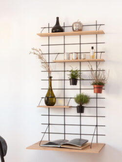 Wandregal modulable Gassien Paris en schwarzem Mundall und Holz, Schreibtisch Homeoffice mit Pflanzen und déco.