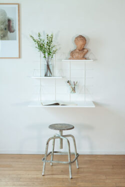Modularer Schreibtisch weiß Gassien Paris mit Regale Mundall, buste antique und Blumen in un intérieur épuré.