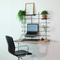 Schreibtisch mural Gassien Paris en schwarzem Mundall und Holz, mit Pflanzen und laptop, Atmosphäre Homeoffice minimalistisch.