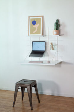 Schreibtisch mural weiß Gassien Paris mit laptop, cactus und tabourund Mundall industriel, Atmosphäre Homeoffice minimalistisch.
