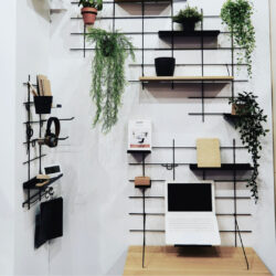 Schreibtisch Homeoffice modulable Gassien Paris en schwarzem Mundall und Holz mit Pflanzen vertes suspendues.