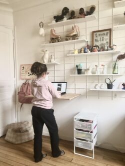 Kinderschreibtisch Gassien Paris weiß mit Modulare Regale, plateau Holz und déco kawaii colorée.