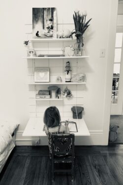 Kinderzimmer mit Schreibtisch mural weiß Gassien Paris, Modulare Regale und Atmosphäre douce nordique.