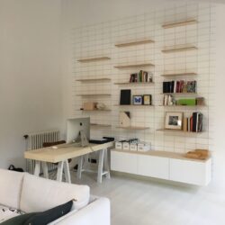Schreibtisch minimalistisch Gassien Paris mit Regale aus Holz und Schreibtisch sur tréteaux, Atmosphäre skandinavisch épurée.