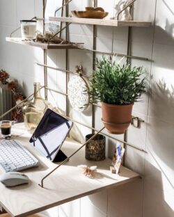 Modularer Schreibtisch Gassien Paris en Messing und Holz mit Pflanze verte, Atmosphäre Homeoffice chaleureuse.
