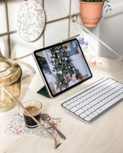 Schreibtisch cosy Gassien Paris mit tablundte, clavier und café, Atmosphäre chaleureuse Messing und Holz.