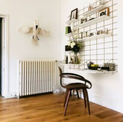 Modularer Schreibtisch Gassien Paris en Messing und Holz, Atmosphäre vintage chic mit Regale Wands weißs.