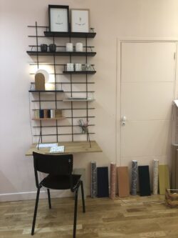Modularer Schreibtisch Gassien Paris en schwarzem Mundall und Holz, Atmosphäre skandinavisch épurée mit Regale Wands.