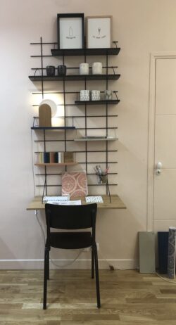 Schreibtisch compact Gassien Paris en schwarzem Mundall und Holz, Atmosphäre skandinavisch minimalistisch mit Modulare Regale.