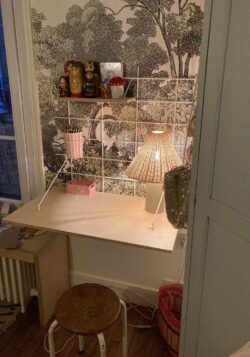 Kinderschreibtisch Gassien Paris weiß aus Holz, Atmosphäre cosy mit matriochkas und lampe tressée rose.