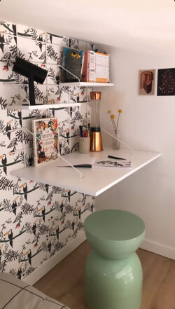Kinderschreibtisch Gassien Paris en weiß mit Regale, papier peint toucans coloré und tabourund vert menthe.